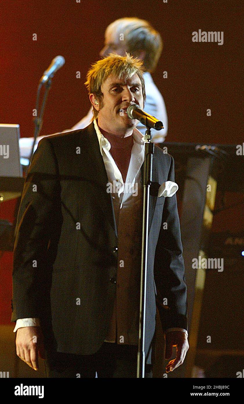 DURAN Duran treten bei den Brit Awards 2004 im Earls Court Exhibition Centre in London live auf. Stockfoto