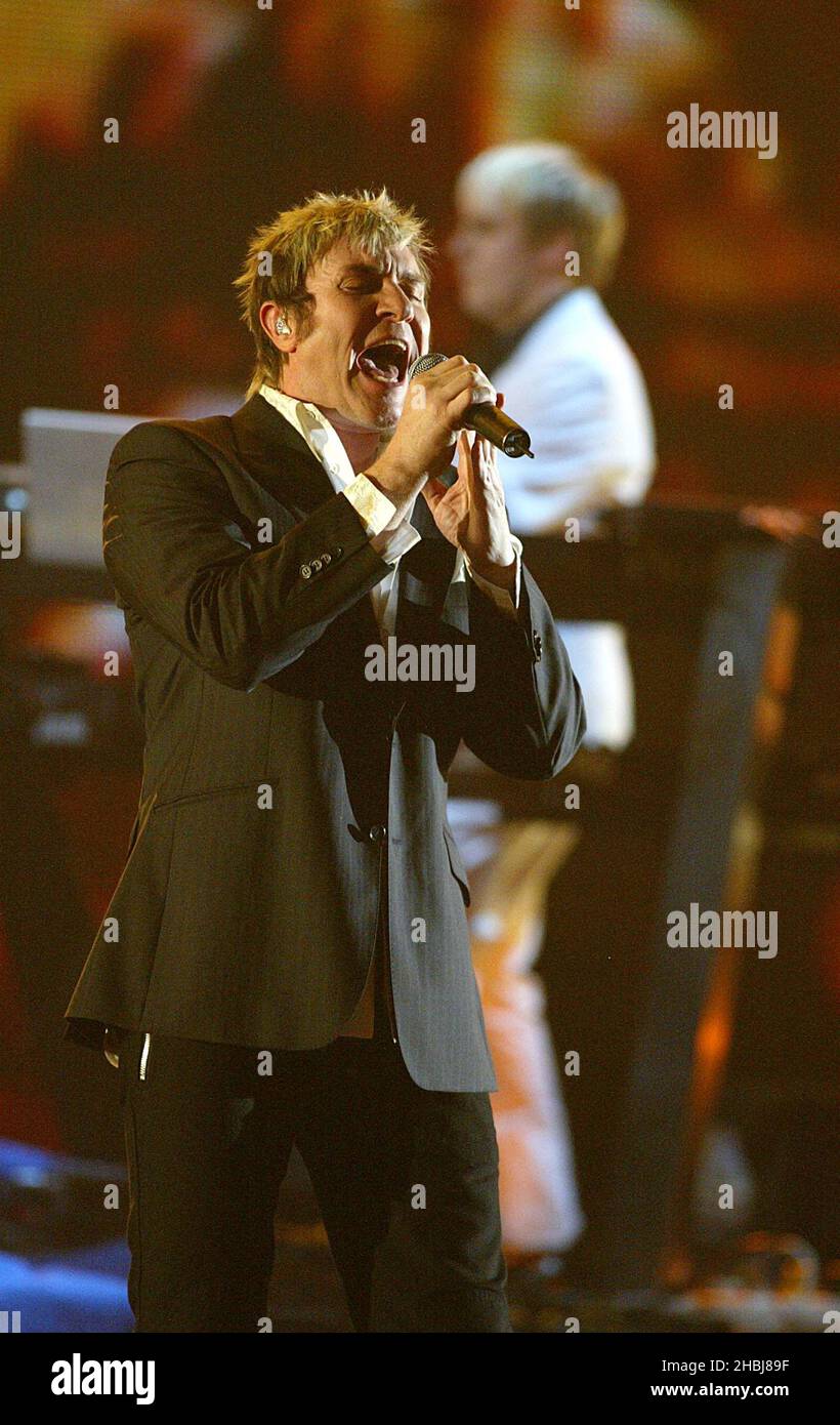 DURAN Duran treten bei den Brit Awards 2004 im Earls Court Exhibition Centre in London live auf. Stockfoto