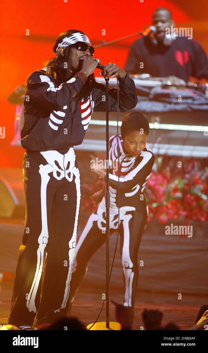 OutKast spielt live auf der Bühne der Brit Awards 2004 im Earls Court Exhibition Centre in London. Stockfoto