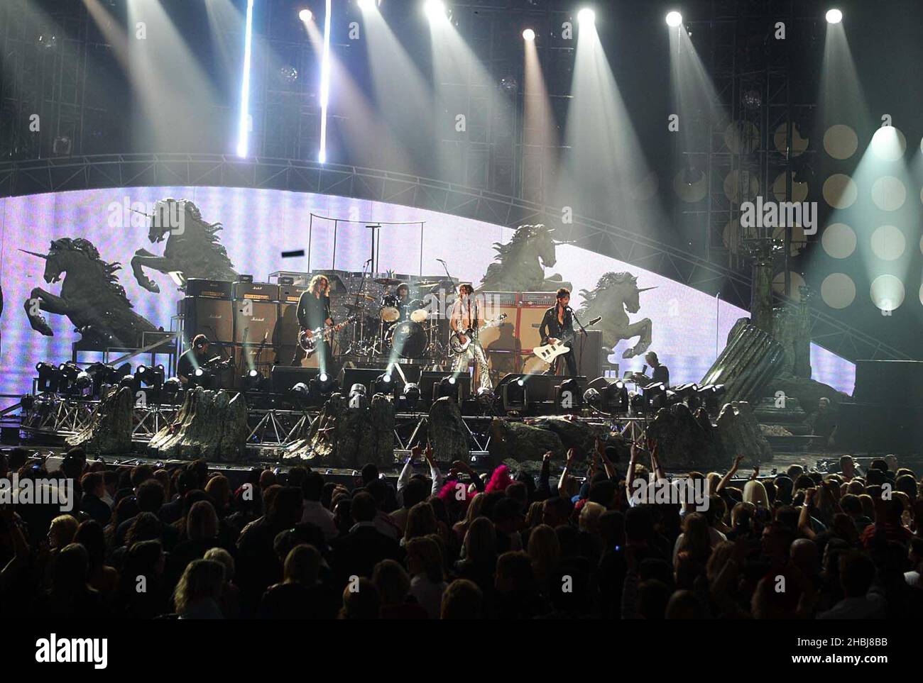 The Darkness treten bei den Brit Awards 2004 im Earls Court Exhibition Centre in London live auf. Stockfoto