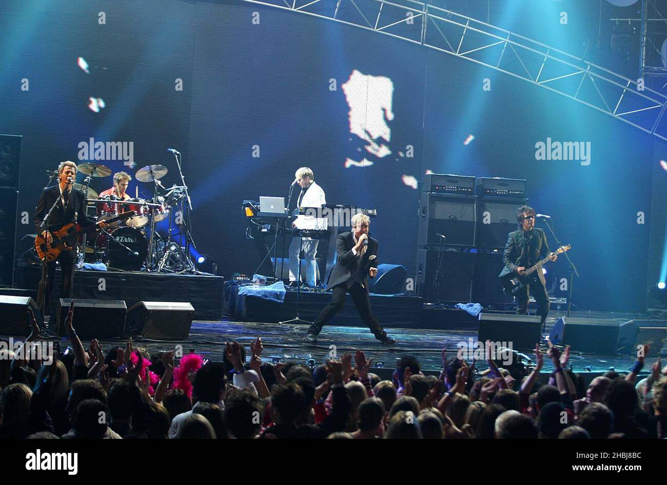 The Darkness treten bei den Brit Awards 2004 im Earls Court Exhibition Centre in London live auf. Stockfoto