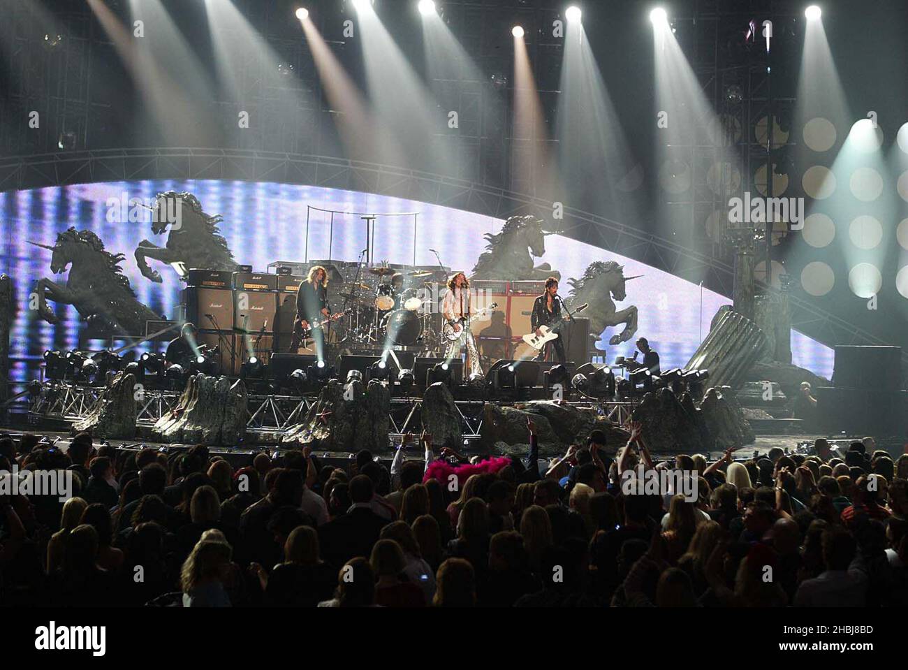 The Darkness treten bei den Brit Awards 2004 im Earls Court Exhibition Centre in London live auf. Stockfoto