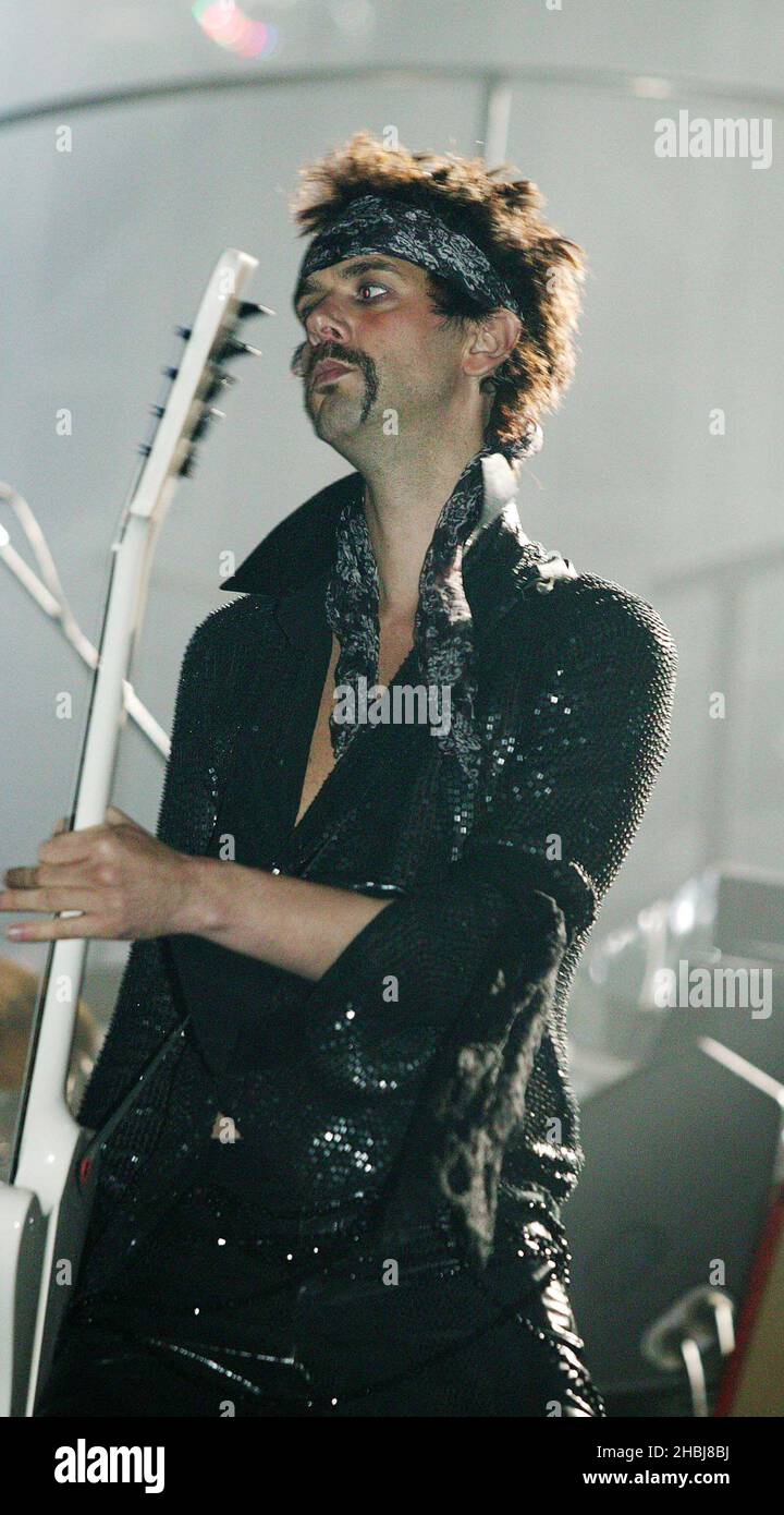 The Darkness treten bei den Brit Awards 2004 im Earls Court Exhibition Centre in London live auf. Stockfoto