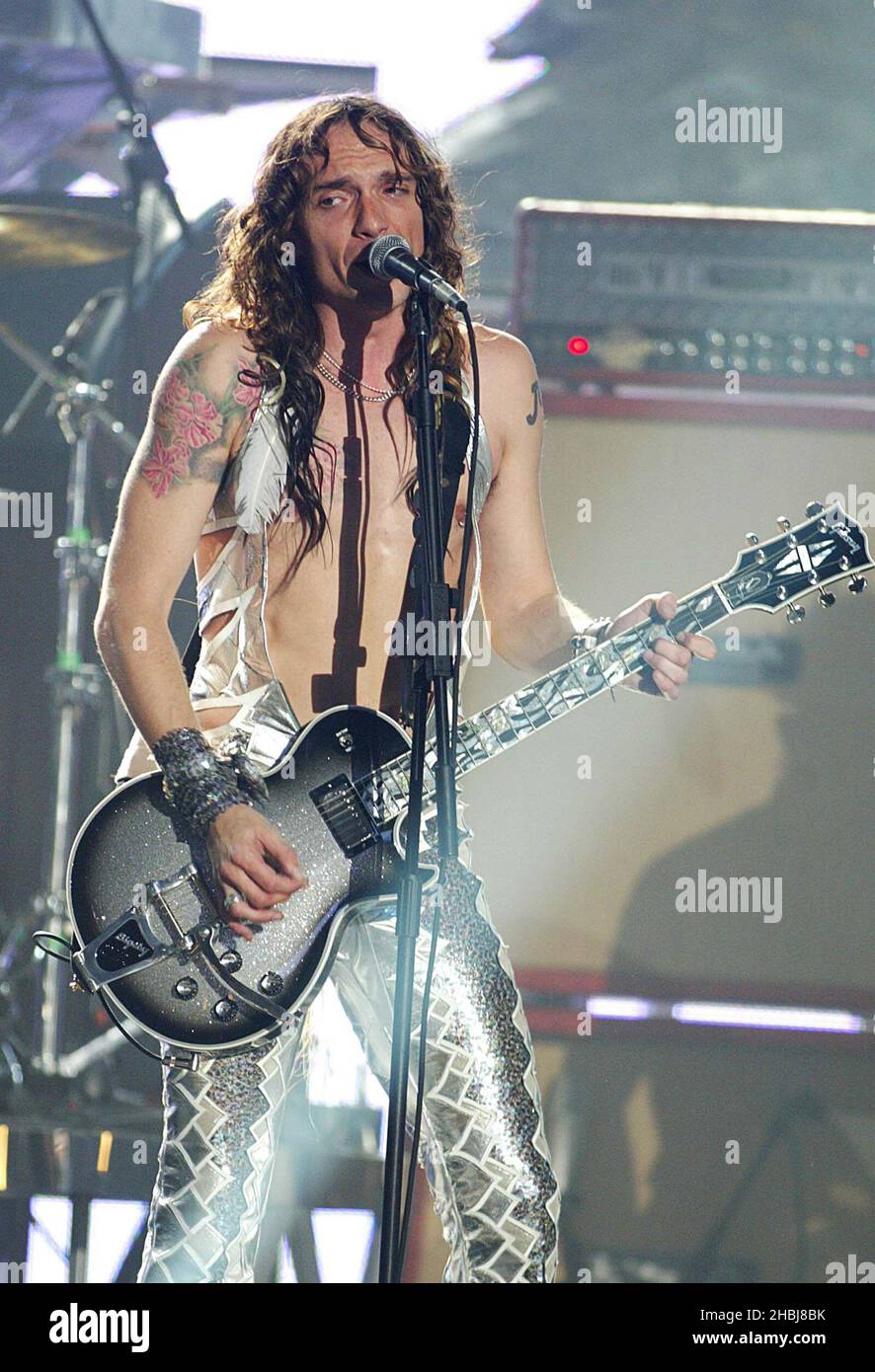 The Darkness treten bei den Brit Awards 2004 im Earls Court Exhibition Centre in London live auf. Stockfoto