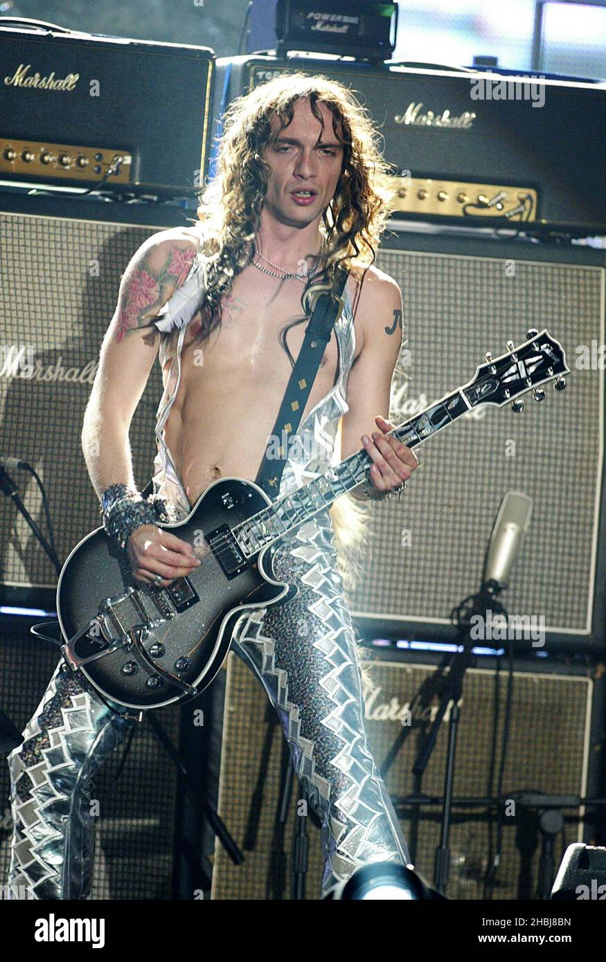 The Darkness treten bei den Brit Awards 2004 im Earls Court Exhibition Centre in London live auf. Stockfoto