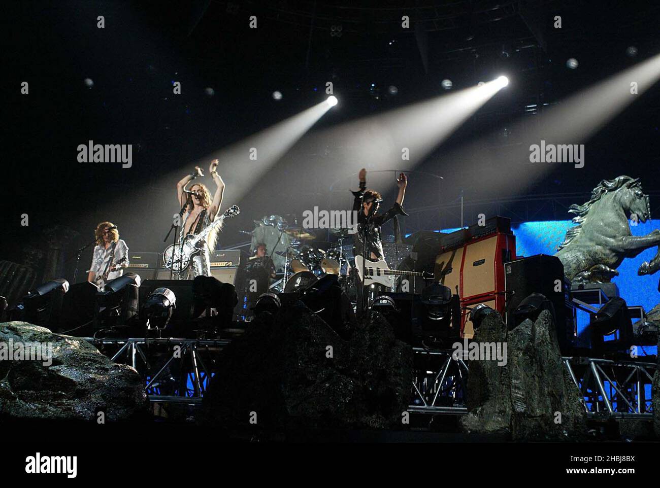 The Darkness treten bei den Brit Awards 2004 im Earls Court Exhibition Centre in London live auf. Stockfoto