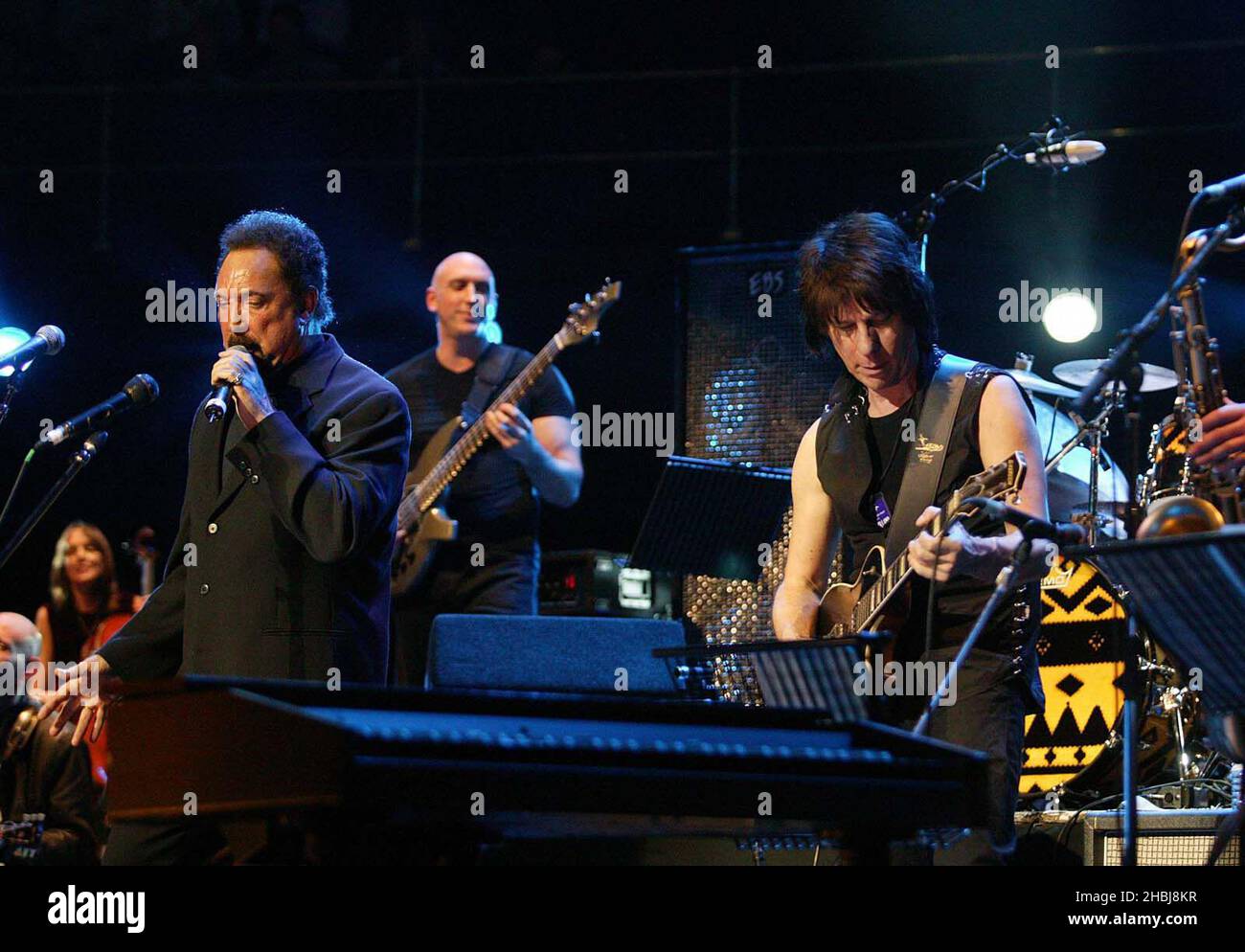 Jeff Beck tritt auf der Bühne mit Tom Jones und Jools Holland während der vierten Veranstaltung im Rahmen von Roger Daltreys jährlicher Serie von Teenage Cancer Trust-Spendenshows in der Royal Albert Hall in London auf. Stockfoto