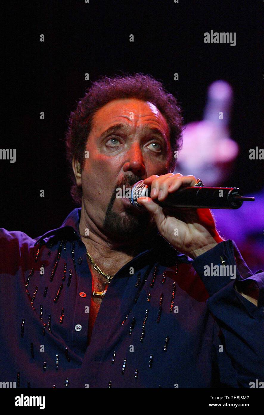 Tom Jones tritt bei der fünften Veranstaltung im Rahmen der jährlichen Reihe von Spendenaufführungen des Teenage Cancer Trust von Roger Daltrey in der Royal Albert Hall in London live auf der Bühne auf. Stockfoto