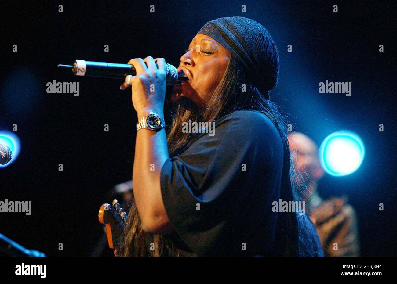 Mica Paris tritt mit Jools Holland auf der Bühne während der vierten Veranstaltung im Rahmen der jährlichen Reihe von Spendenshows des Teenage Cancer Trust von Roger Daltrey in der Royal Albert Hall in London auf. Stockfoto