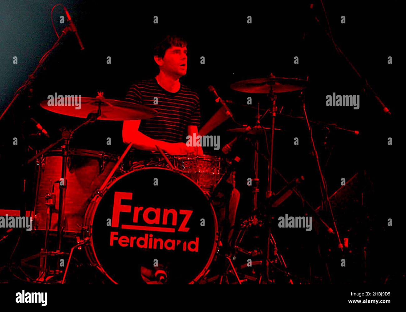 Franz Ferdinand spielen live auf der Bühne des Astoria in London. Alexander Kaparanos, Sänger und Gitarrist. Stockfoto