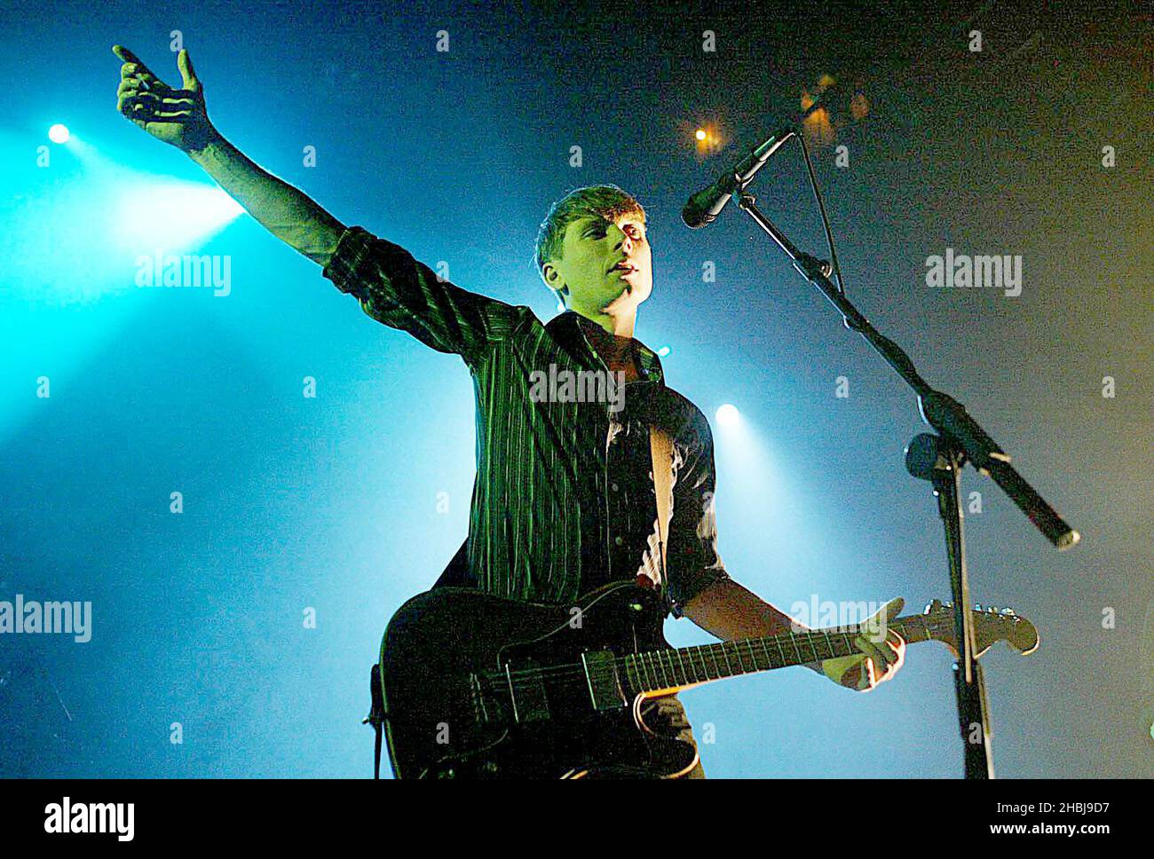 Franz Ferdinand spielen live auf der Bühne des Astoria in London. Alexander Kaparanos, Sänger und Gitarrist. Stockfoto