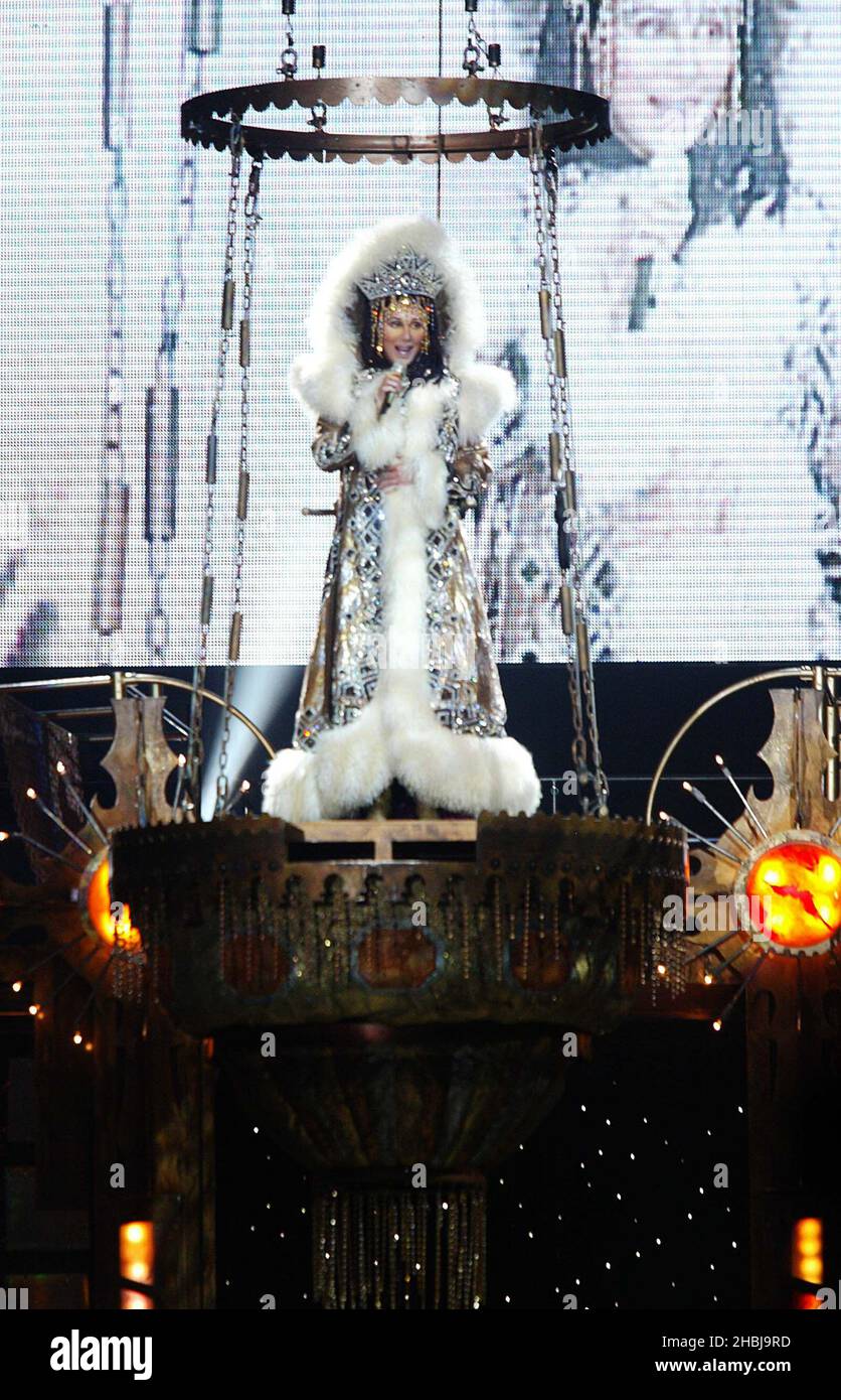Die internationale Sängerin und Schauspielerin Cher tritt auf ihrer 'The Farewell Tour' am 21. Mai 2004 in London auf. Stockfoto