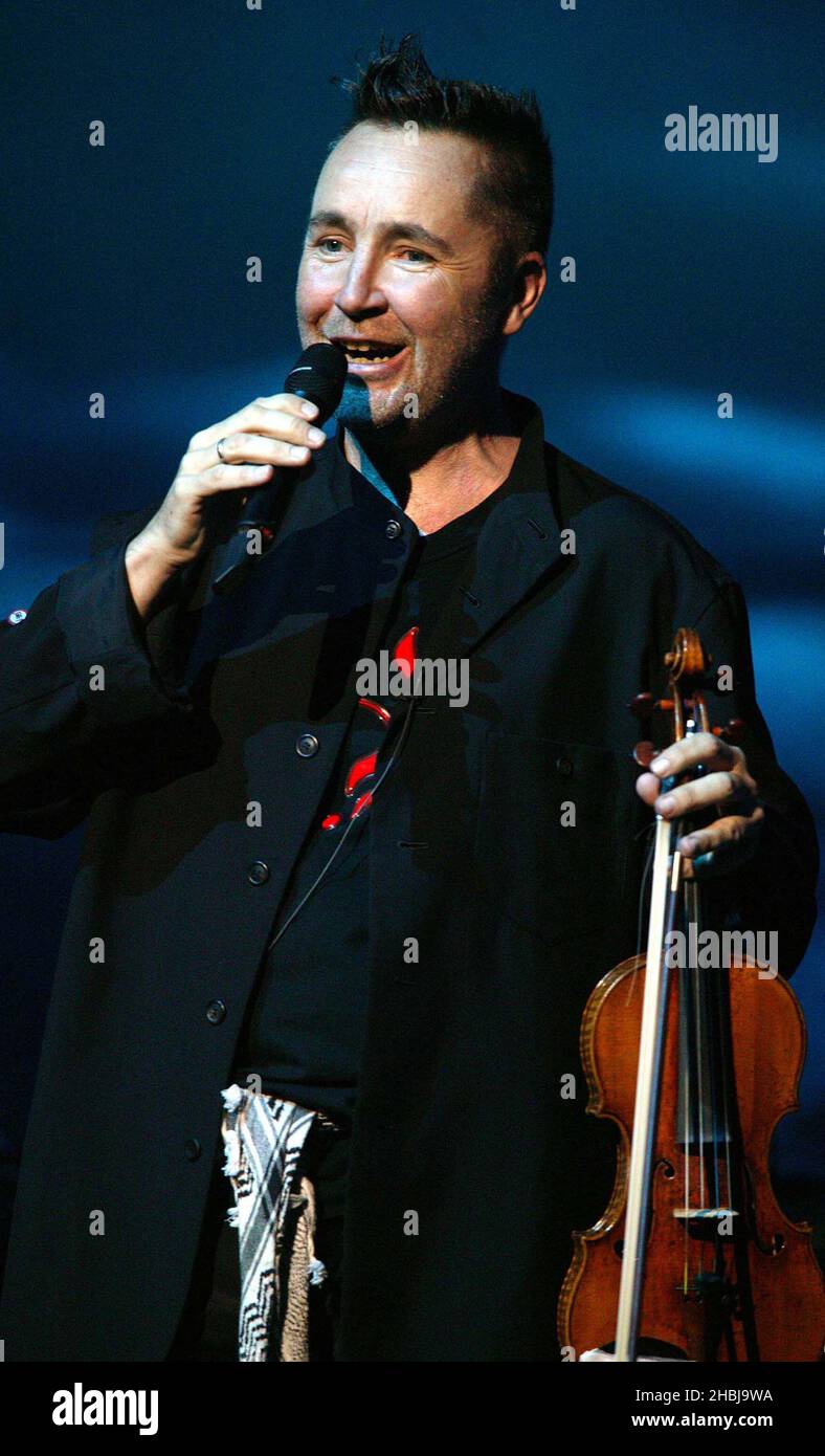 LONDON - MAI 26: Nigel Kennedy bei den fünften jährlichen 'Classical Brit Awards' in der Royal Albert Hall am 26. Mai 2004 in London. Stockfoto