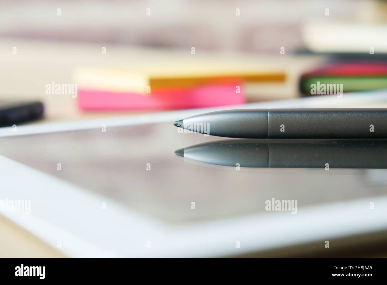 Digitales Tablet und Grafik auf dem Tisch Stockfoto