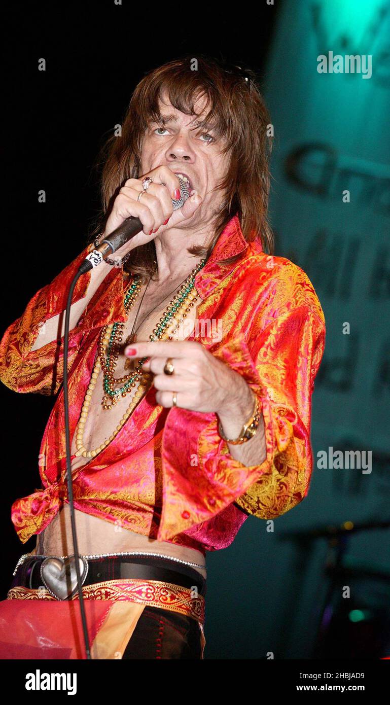 Die New York Dolls mit David Johansen, Sylvain Sylvain und Arthur Baker (Originalmitglieder) treten im Rahmen des Meltdown Festivals live auf der Bühne der Royal Festival Hall in London auf. (David Johansen, Sänger) Stockfoto