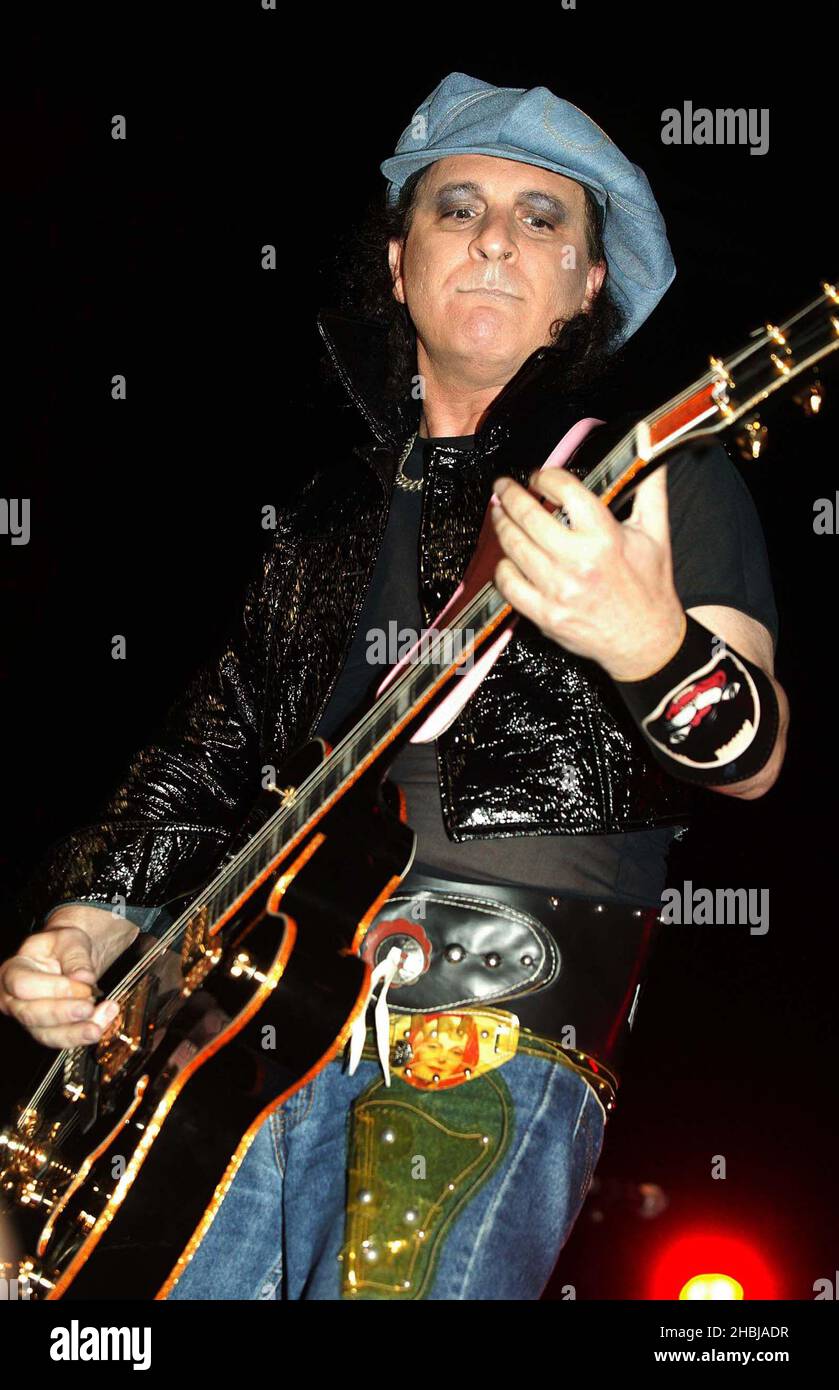 Die New York Dolls mit David Johansen, Sylvain Sylvain und Arthur Baker (Originalmitglieder) treten im Rahmen des Meltdown Festivals live auf der Bühne der Royal Festival Hall in London auf. (Sylvain Sylvain, Gitarrist) Stockfoto