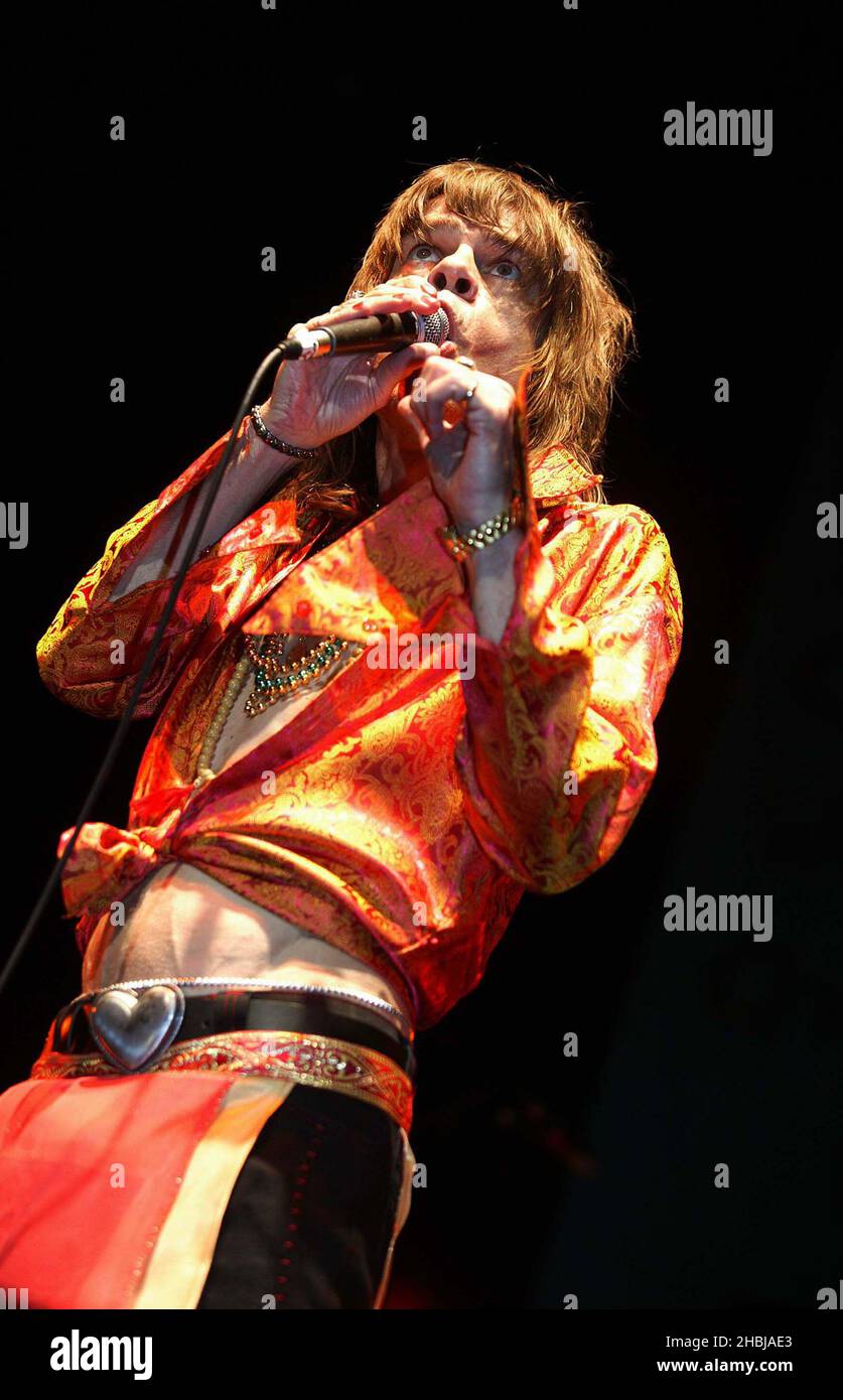 Die New York Dolls mit David Johansen, Sylvain Sylvain und Arthur Baker (Originalmitglieder) treten im Rahmen des Meltdown Festivals live auf der Bühne der Royal Festival Hall in London auf. (David Johansen, Sänger) Stockfoto