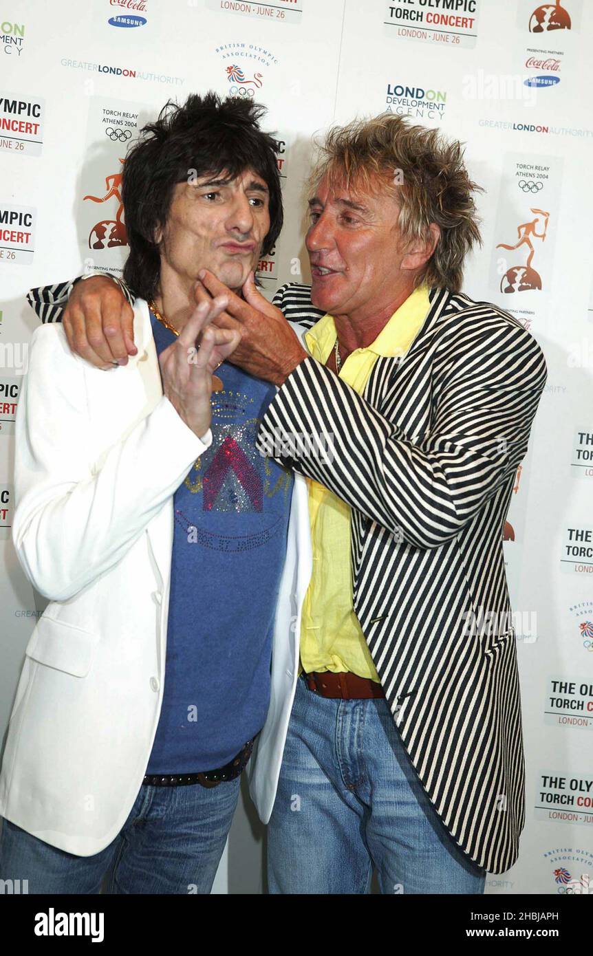 Ronnie Wood und Rod Stewart nahmen am Olympic Tourch Concert Teil, das im Mall Buckingham Palace stattfand. Stockfoto