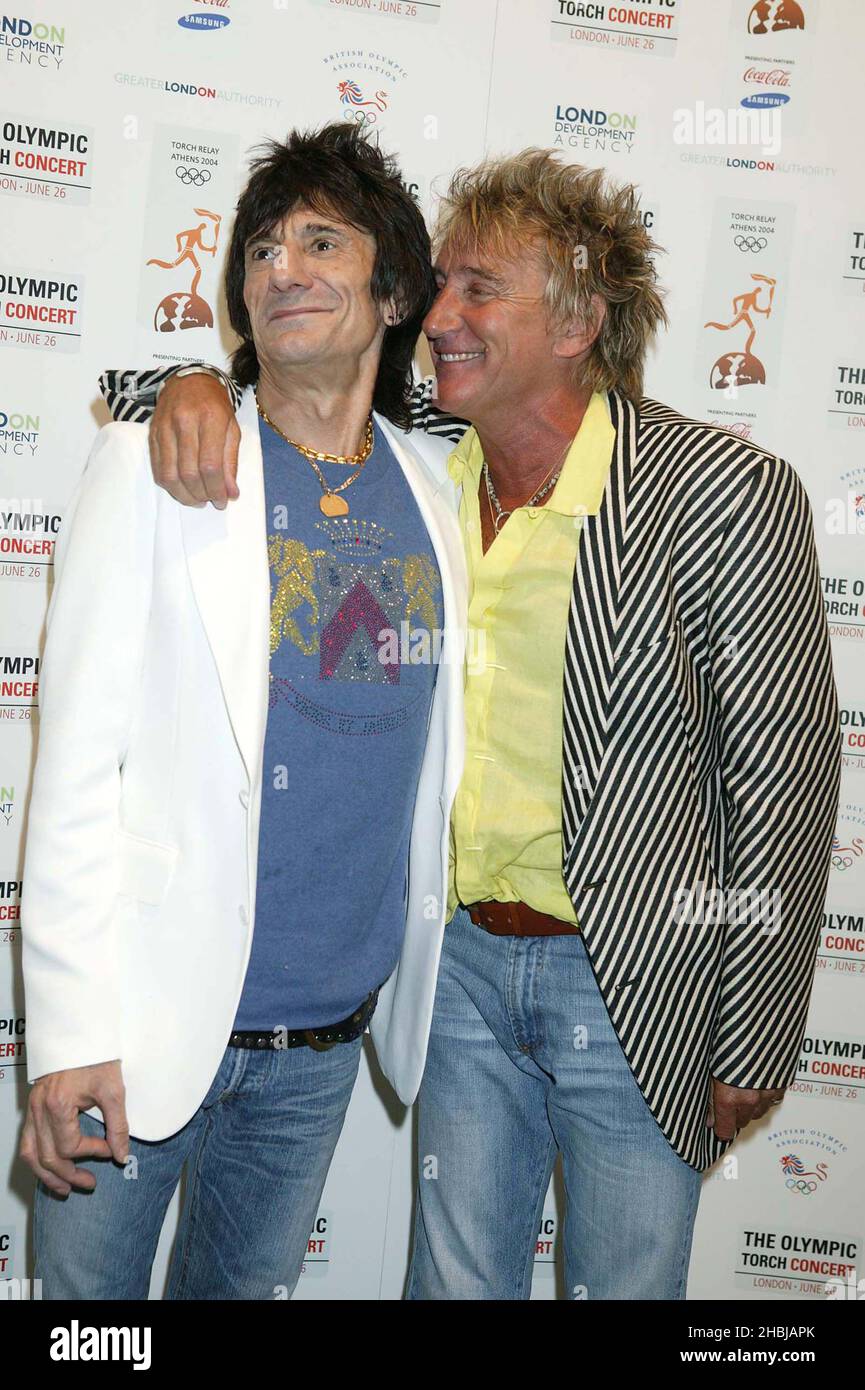 Ronnie Wood und Rod Stewart nahmen am Olympic Tourch Concert Teil, das im Mall Buckingham Palace stattfand. Stockfoto