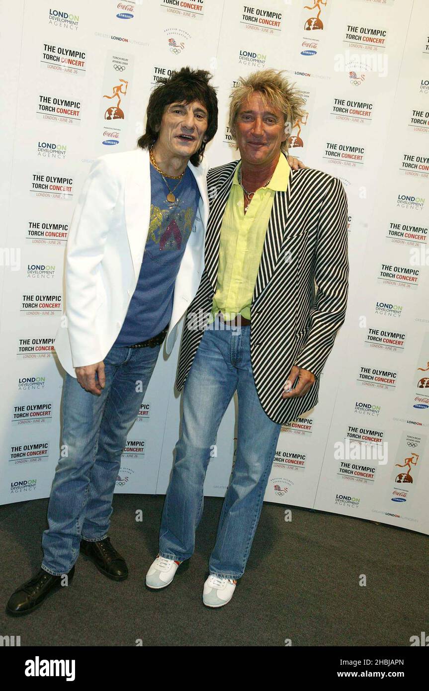 Ronnie Wood und Rod Stewart nahmen am Olympic Tourch Concert Teil, das im Mall Buckingham Palace stattfand. Stockfoto