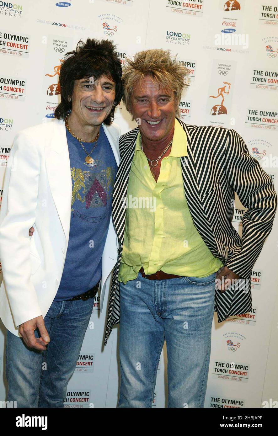 Ronnie Wood und Rod Stewart nahmen am Olympic Tourch Concert Teil, das im Mall Buckingham Palace stattfand. Stockfoto
