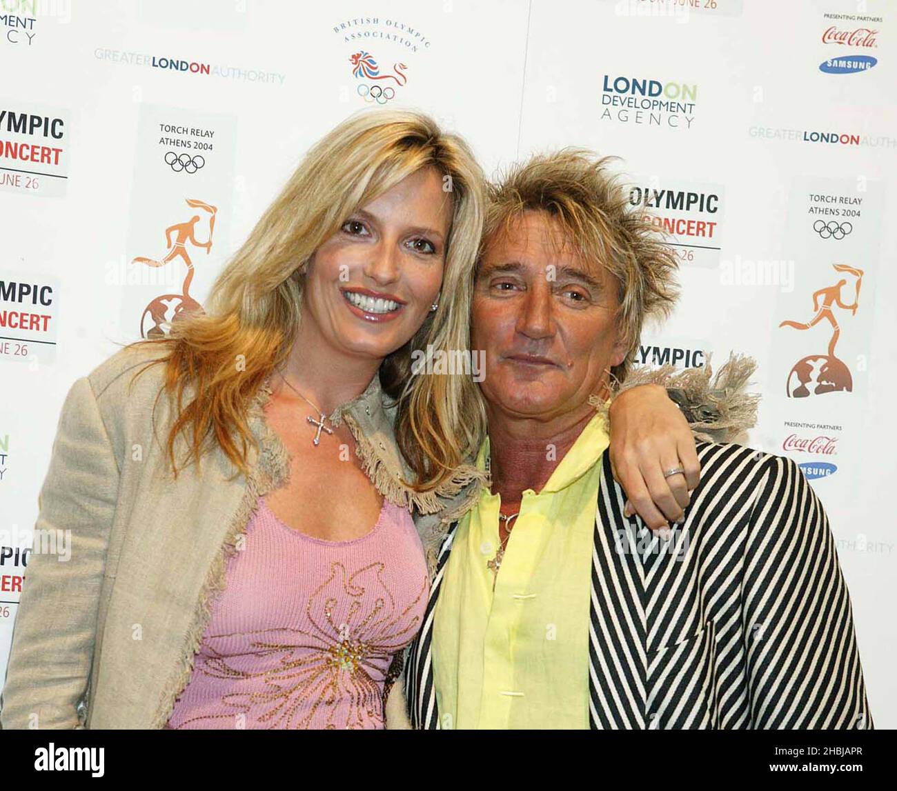 Rod Stewart und seine Freundin Penny Lancaster nahmen am Olympic Tourch Concert Teil, das im Mall Buckingham Palace stattfand. Stockfoto