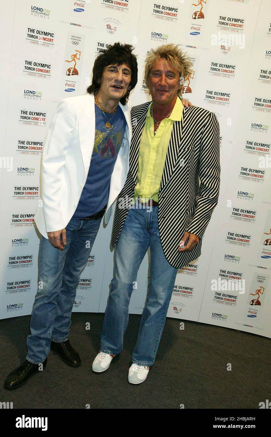 Ronnie Wood und Rod Stewart nahmen am Olympic Tourch Concert Teil, das im Mall Buckingham Palace stattfand. Stockfoto