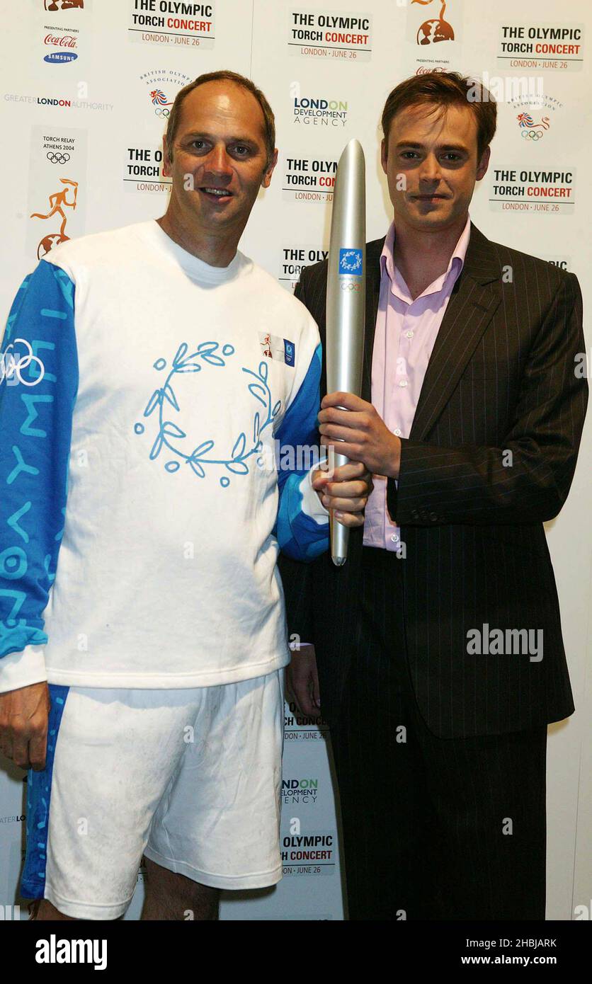 Sir Steve Redgrave und Jamie Theakston nahmen am Olympic Tourch Concert Teil, das im Mall Buckingham Palace stattfand. Stockfoto