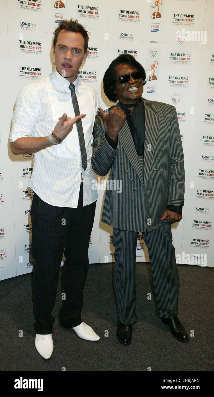 Will Young und James Brown nahmen am Olympic Tourch Concert Teil, das im Einkaufszentrum Buckingham Palace stattfand. Stockfoto