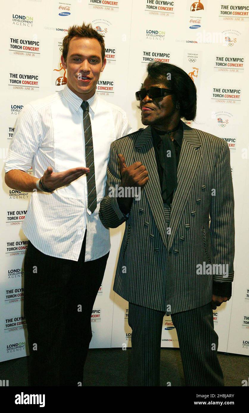 Will Young und James Brown nahmen am Olympic Tourch Concert Teil, das im Einkaufszentrum Buckingham Palace stattfand. Stockfoto