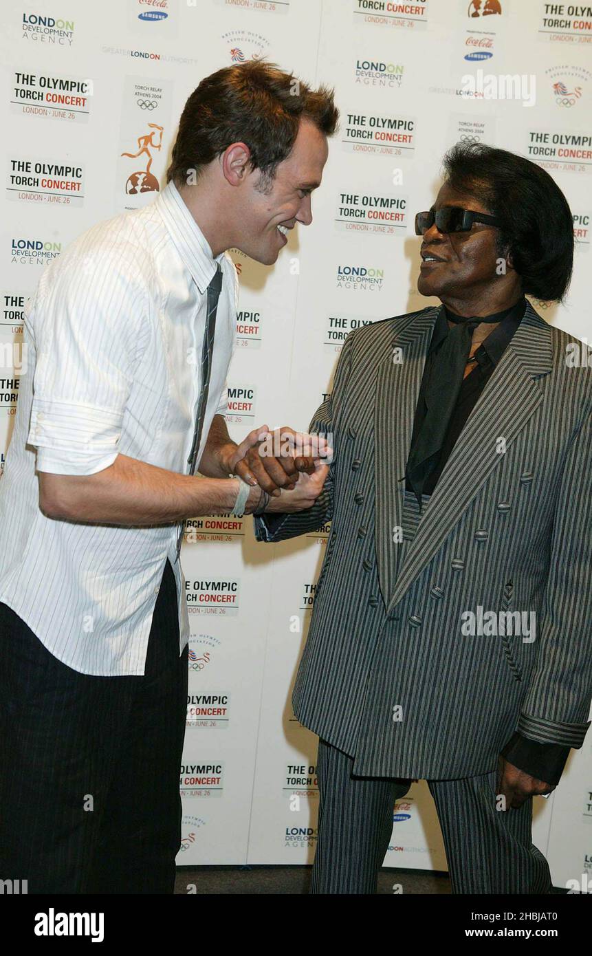 Will Young und James Brown nahmen am Olympic Tourch Concert Teil, das im Einkaufszentrum Buckingham Palace stattfand. Stockfoto
