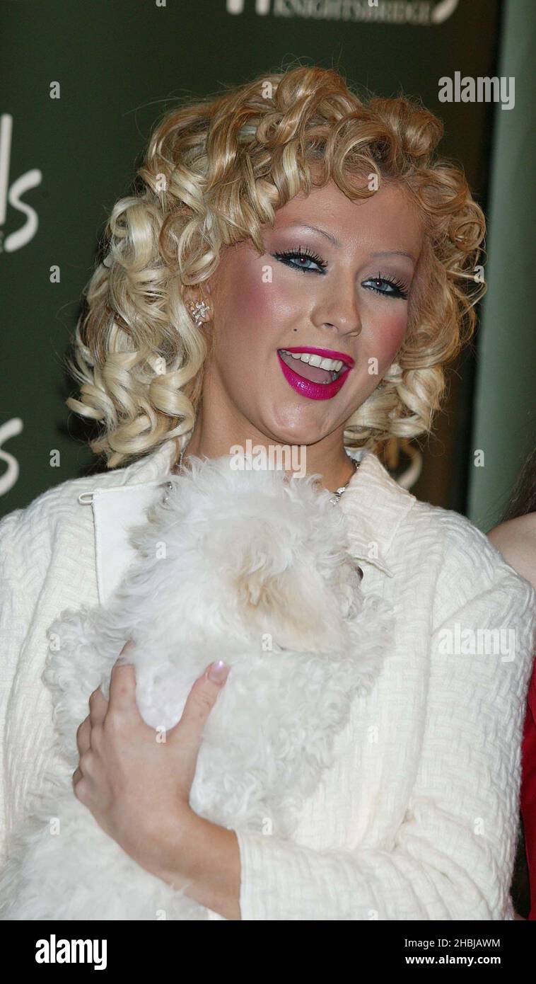 Christina Aguilera eröffnet Harrods Sale in Knightsbridge, London. Stockfoto