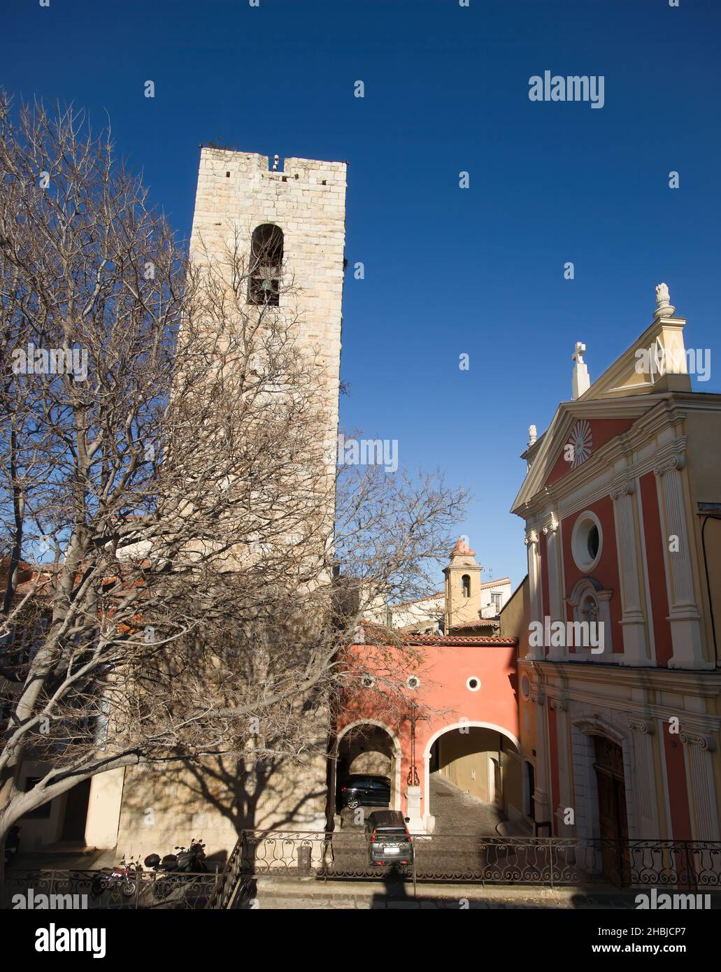 Kathedrale Notre-Dame de l'Immaculée Conception' in Antibes an der französischen Riviera an einem blauen Himmel Stockfoto