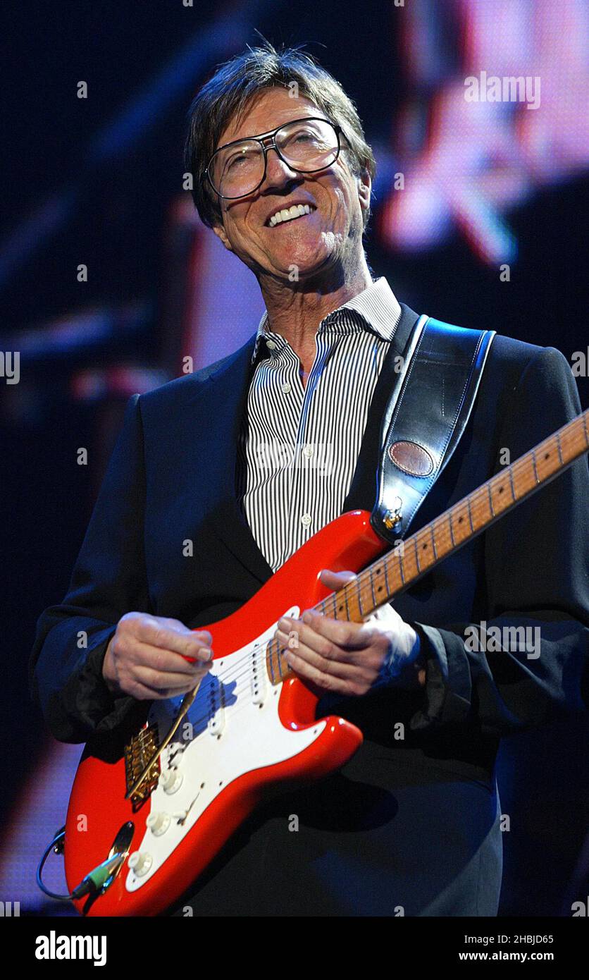 Hank Marvin of The Shadows tritt mit im Rahmen des Fender-Konzerts „The Miller Strat Pack“ am 24. September 2004 in der Wembley Arena in London auf der Bühne auf. Stockfoto