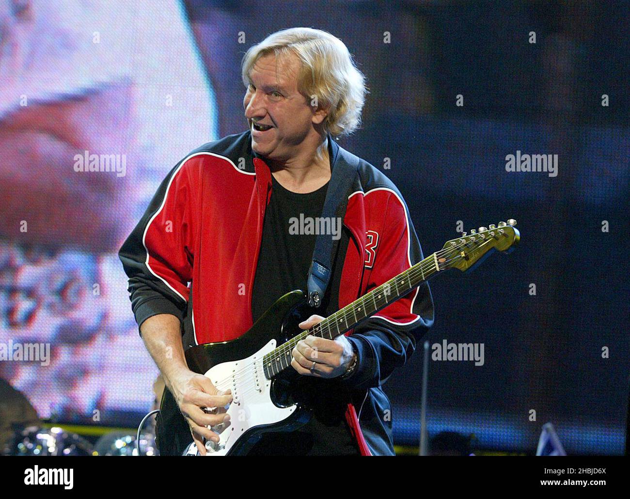 Joe Walsh tritt am 24. September 2004 in London auf der Bühne im Rahmen des Fender-Konzerts „The Miller Strat Pack“ in der Wembley Arena auf. Stockfoto