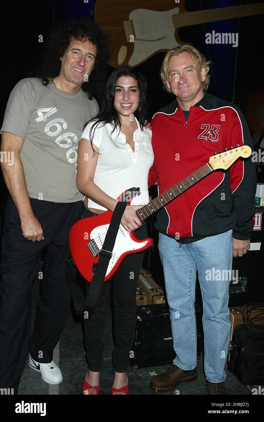 Brian May und Joe Walsh mit Amy Winehouse während der Probe vor dem morgigen Konzert der „Miller Strat Pack“-Fender Stratocaster in den Black Island Studios in Acton, London, in der Wembley Arena. Stockfoto