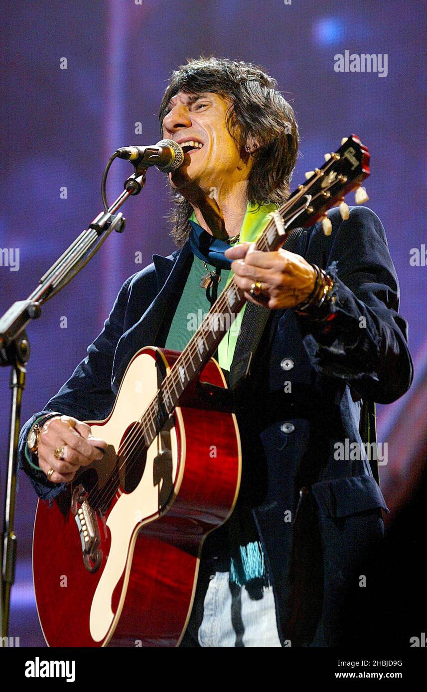 Ronnie Wood spielt live auf der Bühne in der Wembley Arena und spielt das Konzert „The Miller Strat Pack“. Stockfoto