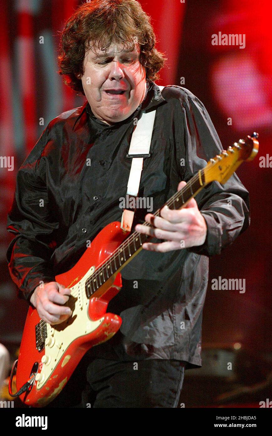 Gary Moore tritt am 24. September 2004 in London in der Wembley Arena auf der Bühne im Rahmen des Fender-Konzerts „The Miller Strat Pack“ auf. Stockfoto