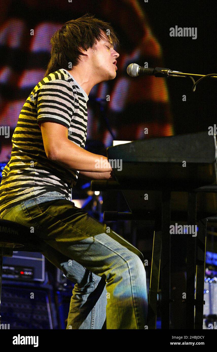 Jamie Cullum tritt am 24. September 2004 in London auf der Bühne im Rahmen des Fender-Konzerts „The Miller Strat Pack“ in der Wembley Arena auf. Stockfoto