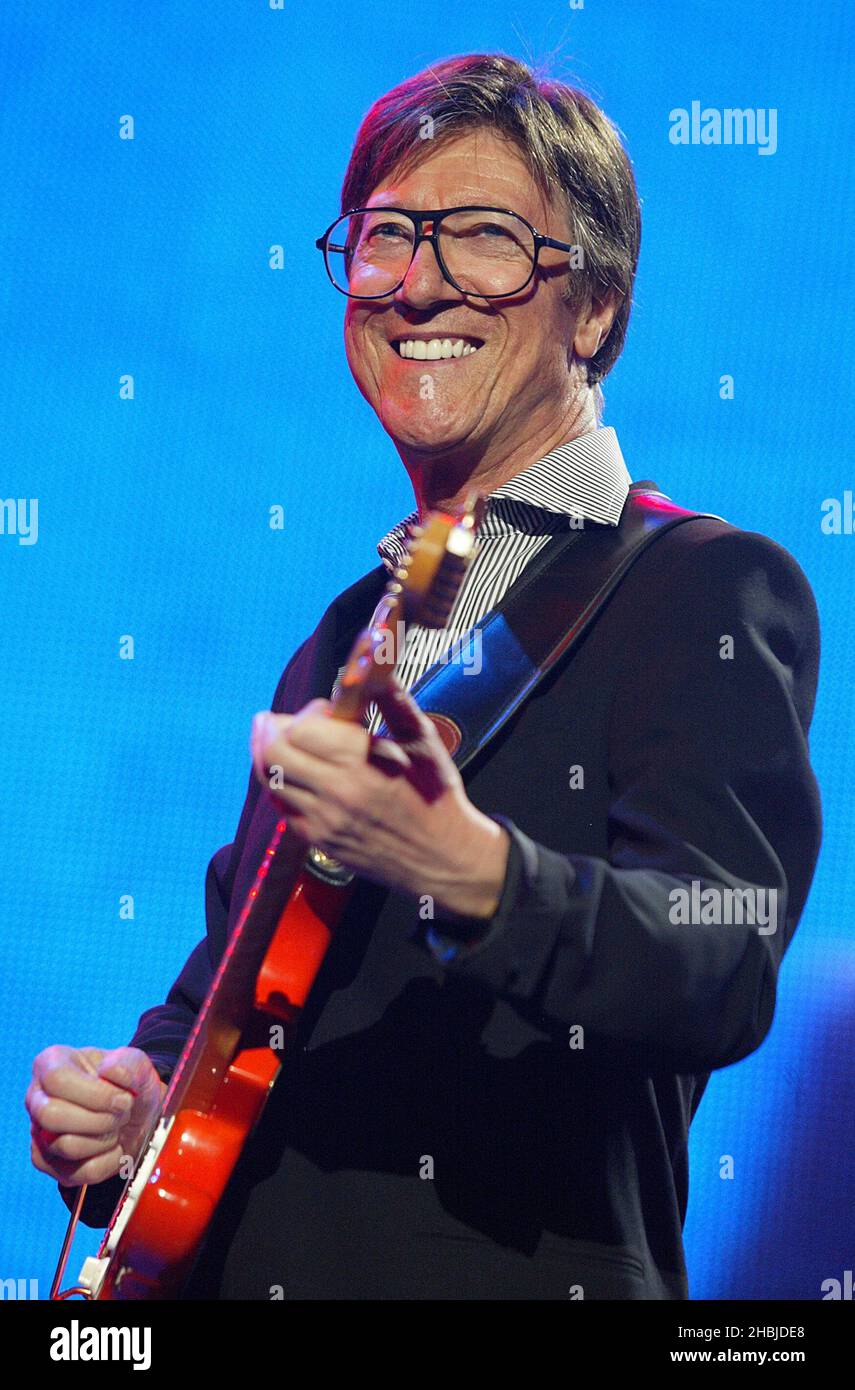 Hank Marvin of the Shadows spielt live auf der Bühne in der Wembley Arena und spielt das Konzert „The Miller Strat Pack“. Stockfoto