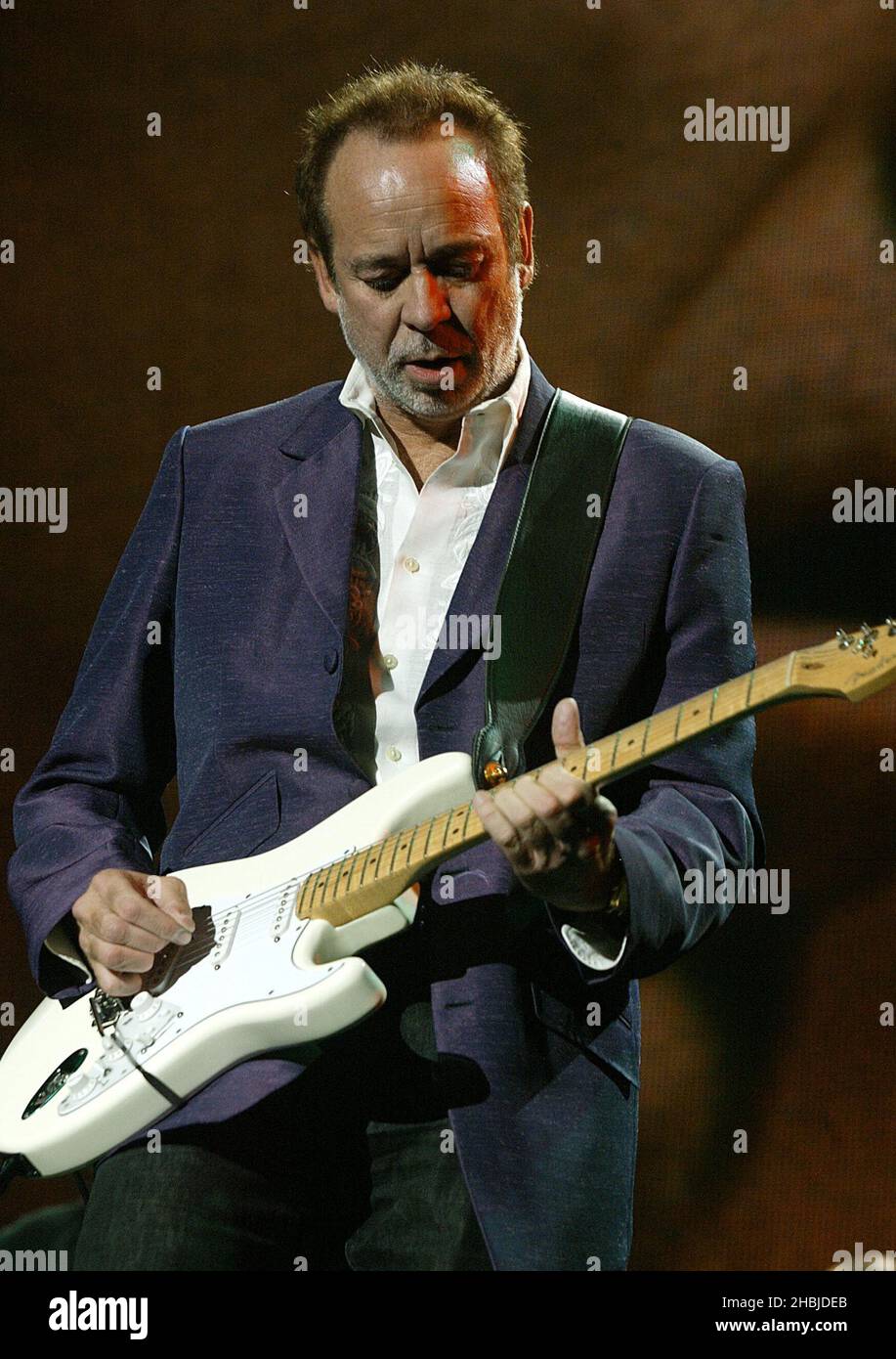 Phil Manzanera von Roxy Music spielt live auf der Bühne in der Wembley Arena und spielt das Konzert „The Miller Strat Pack“. Stockfoto