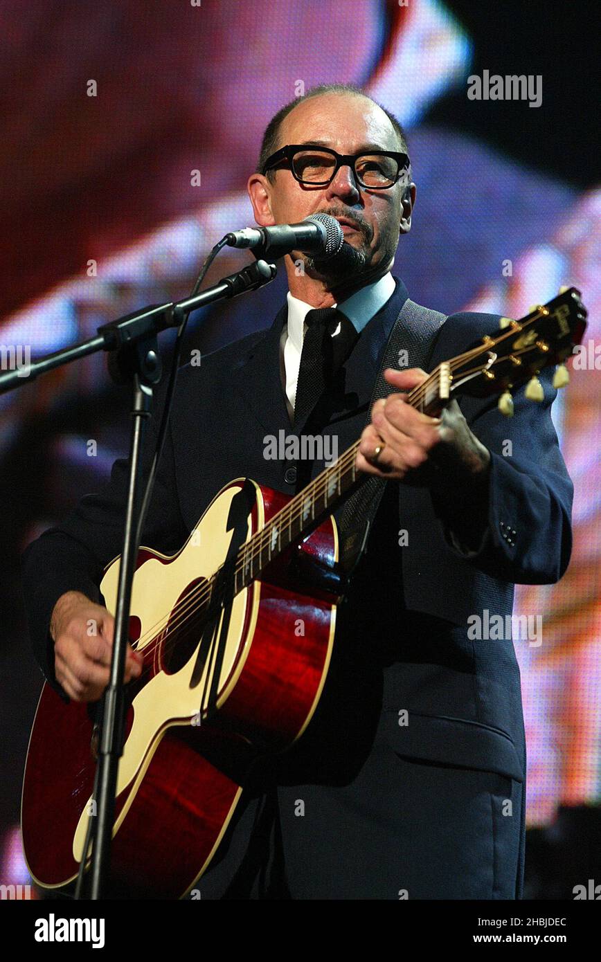 Andy Fairweather Low spielt live auf der Bühne in der Wembley Arena und ...