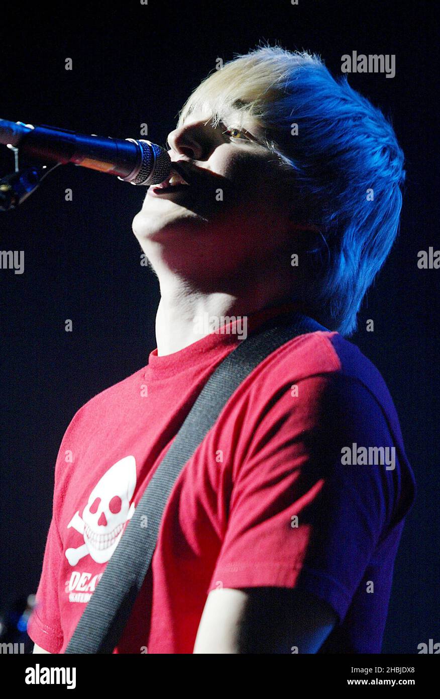 Tom Fletcher von McFly tritt am 12. Oktober 2004 in der vorletzten Nacht ihres Debütalbums 'Room on the 3. Floor' auf der Bühne im Carling Apollo Hammersmith auf Stockfoto