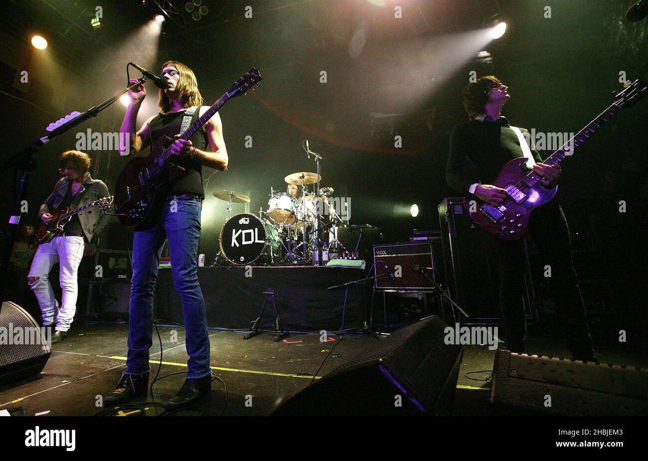 Caleb;Matthew; Jared; Nathan Followill von der Band Kings of Leon tritt auf der Bühne während des zusätzlichen London-Termins ihrer Tour auf und schließt ihr zweites Album 'Aha Shake Heartbreak' ein, das heute in der Carling Academy Islington am 1. November in London erscheint. Band Stockfoto