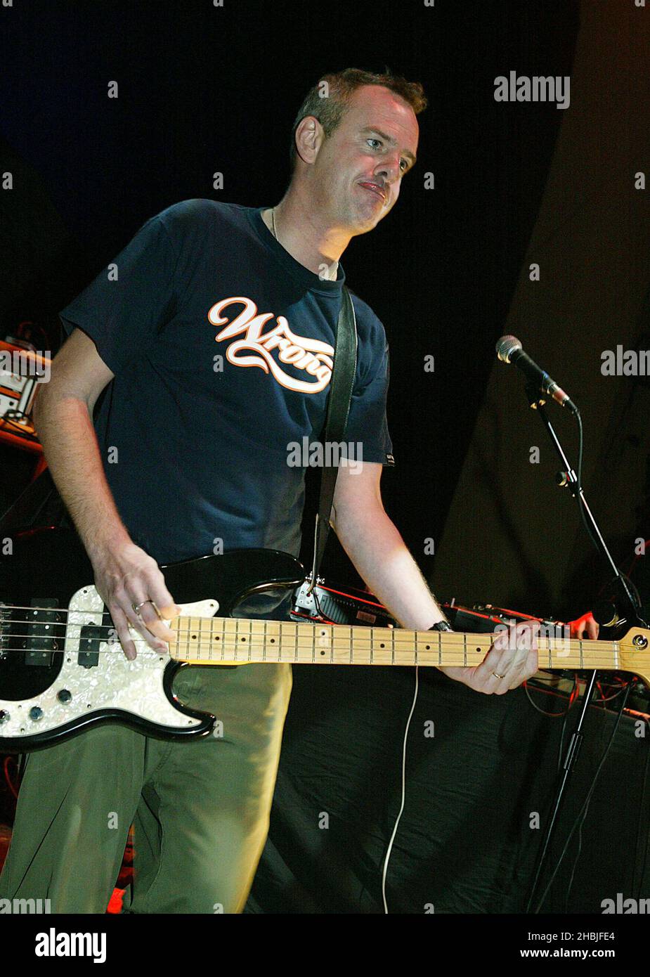 Norman Cook spielt mit seiner Band Johnny Quality Stand-Alone Date nach der „One Way Ticket to Palookaville“-Tour im vergangenen Monat, wo er für die Veröffentlichung seines vierten Studioalbums „Palookaville“ im Oktober in der Carling Academy Brixton am 26. November 2004 in London wirbt. Stockfoto