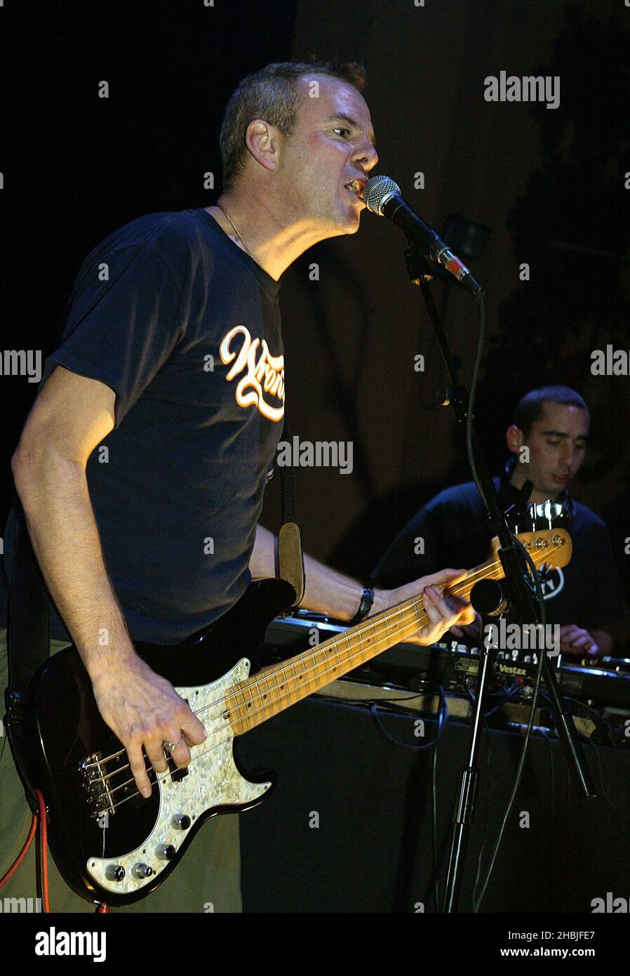 Norman Cook spielt mit seiner Band Johnny Quality Stand-Alone Date nach der „One Way Ticket to Palookaville“-Tour im vergangenen Monat, wo er für die Veröffentlichung seines vierten Studioalbums „Palookaville“ im Oktober in der Carling Academy Brixton am 26. November 2004 in London wirbt. Stockfoto