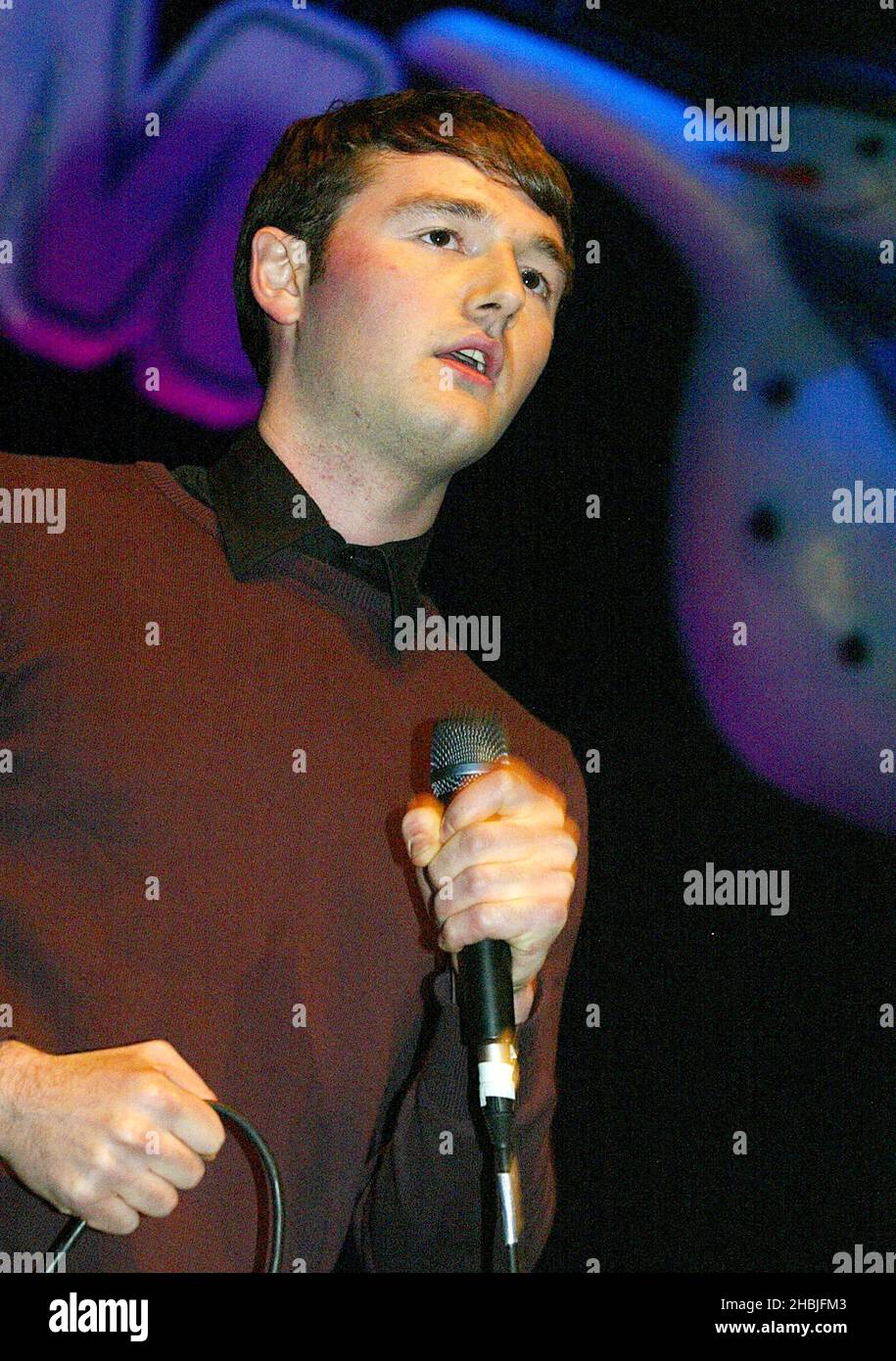 David Jones von The Departure tritt am 5. Dezember 2004 in London auf der Bühne im „XFM's Winter Wonderland“ auf, einem Wohltätigkeitskonzert des Londoner Radiosenders XFM im Carling Apollo Hammersmith. Stockfoto