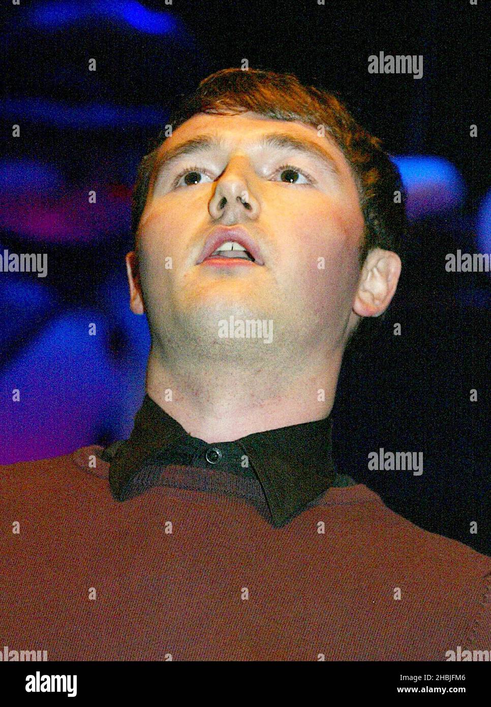 David Jones von The Departure tritt am 5. Dezember 2004 in London auf der Bühne im „XFM's Winter Wonderland“ auf, einem Wohltätigkeitskonzert des Londoner Radiosenders XFM im Carling Apollo Hammersmith. Stockfoto