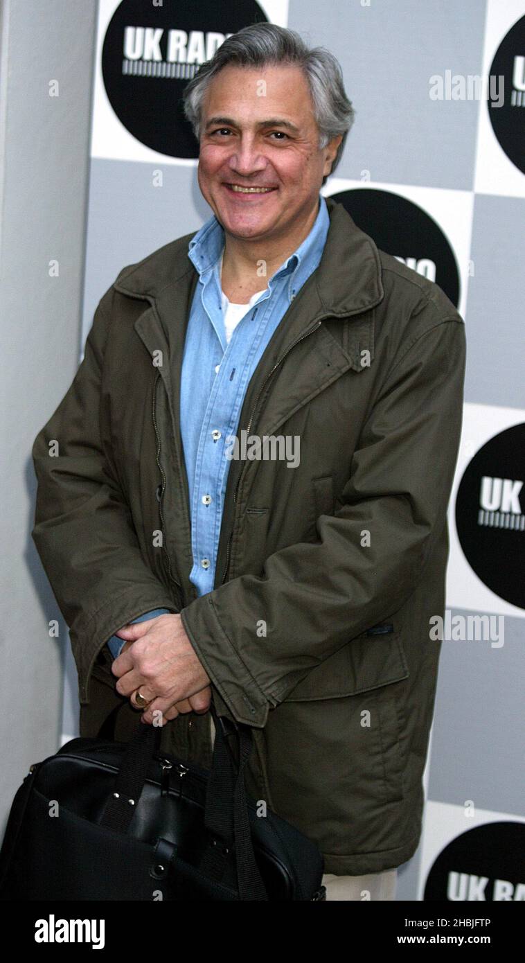 John Suchet trifft am 17. Januar 2005 in London im Capital Radio, Leicester Square, für die „UK Radio Aid“ ein, eine national syndizierte Veranstaltung zur Spendenbeschaffung für Kinder, die vom Tsunami in Asien betroffen sind. Stockfoto