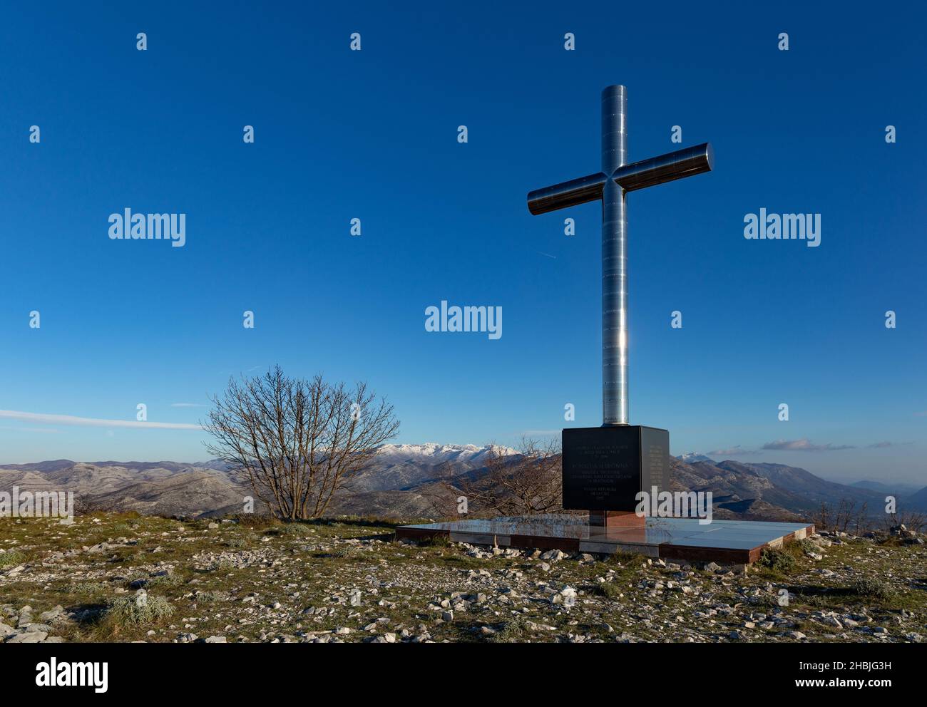 Sonniger Wintertag in den Bergen. Balkanische Berge. Kroatien. Stockfoto